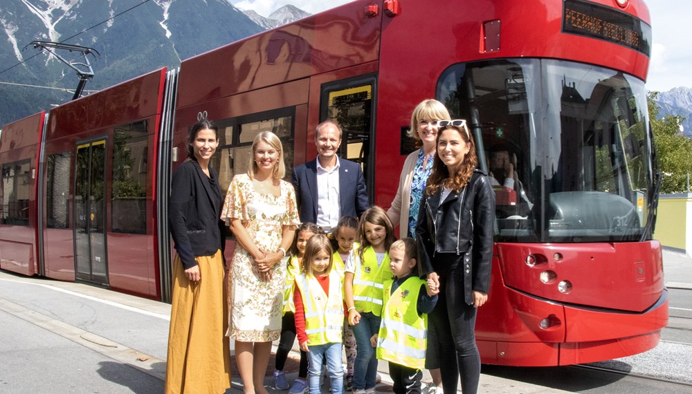 v.l.n.r.: Mobilitäts-Stadträtin Janine Bex, Vizebürgermeisterin Elisabeth Mayr, Bürgermeister Johannes Anzengruber und die KG-Leitung Elisabeth Siller begleiteten zusammen mit der gruppenleitenden Pädagogin Jasmin Berger die Gruppe des Kindergartens Pradl heute zu ihrem ersten „Gratis-Ausflug“ mit der Tram.