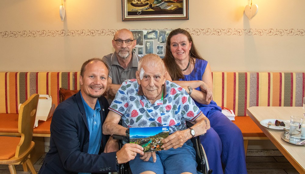 Bürgermeister Johannes Anzengruber gratulierte Alois Löffler zu seinem 102. Geburtstag, begleitet von dessen Tochter und ihrem Lebensgefährten.