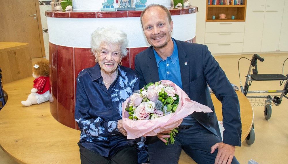 Hildegard Wieser freute sich über den Besuch des Bürgermeisters und den farbenfrohen Blumenstrauß.