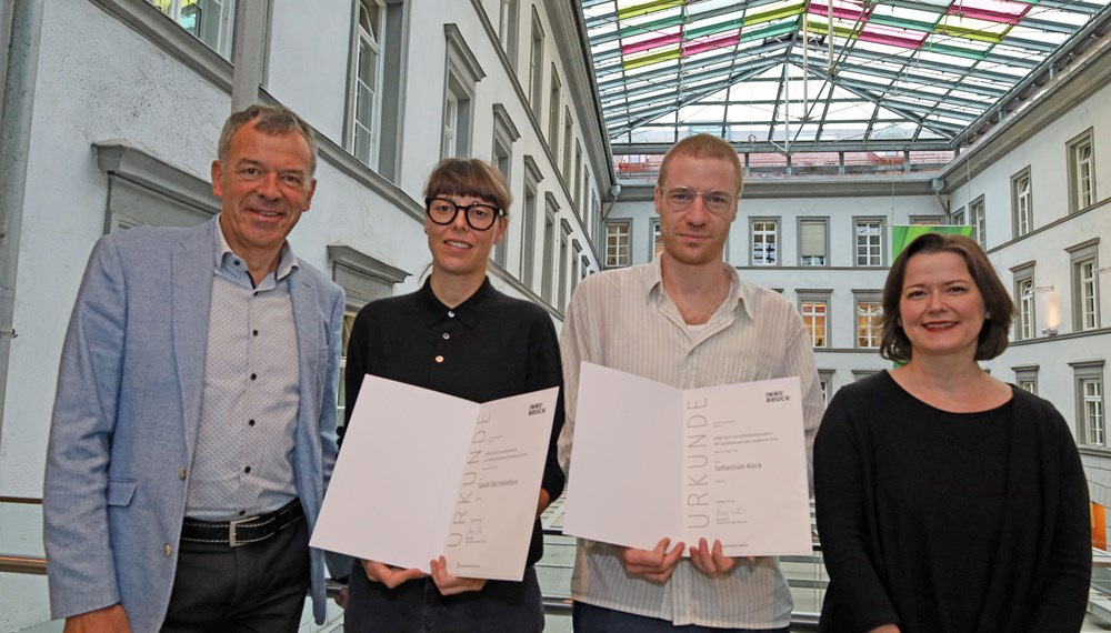 Vizebürgermeister Georg Willi und Natalie Pedevilla (Referat Bildende Kunst und Kulturprojekte, re.) gratulierten Sarah Decristoforo und Sebastian Köck zu den Hilde-Zach-Kunststipendien 2024.