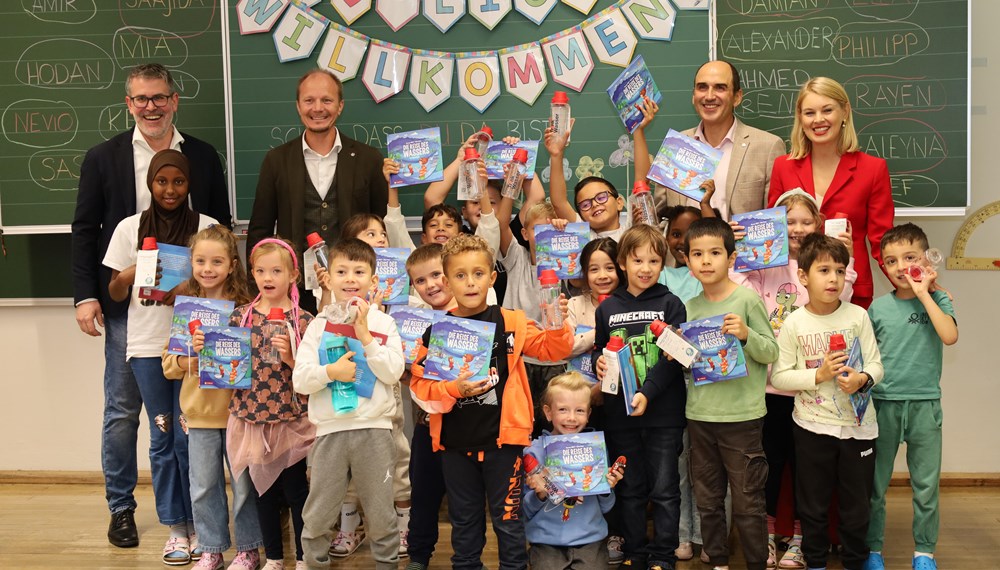 Freude in der Volksschule Pradl-Leitgeb II: Bürgermeister Johannes Anzengruber, Vizebürgermeisterin Elisabeth Mayr und Robert Gschleiner (IKB Geschäftsbereich Wasser) verteilten hochwertige Wasserflaschen als Geschenke an die ErstklasslerInnen (mit ihrem Direktor Christoph Trenker, 1.v.l.).
