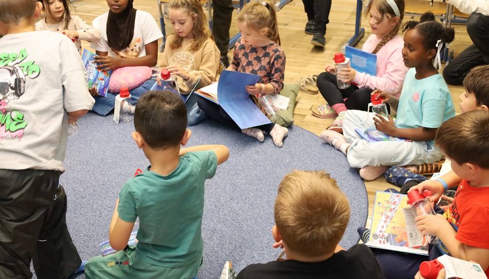 Auch das Buch "Die Reise des Wassers durch Innsbruck" wurde an die Kinder verteilt.