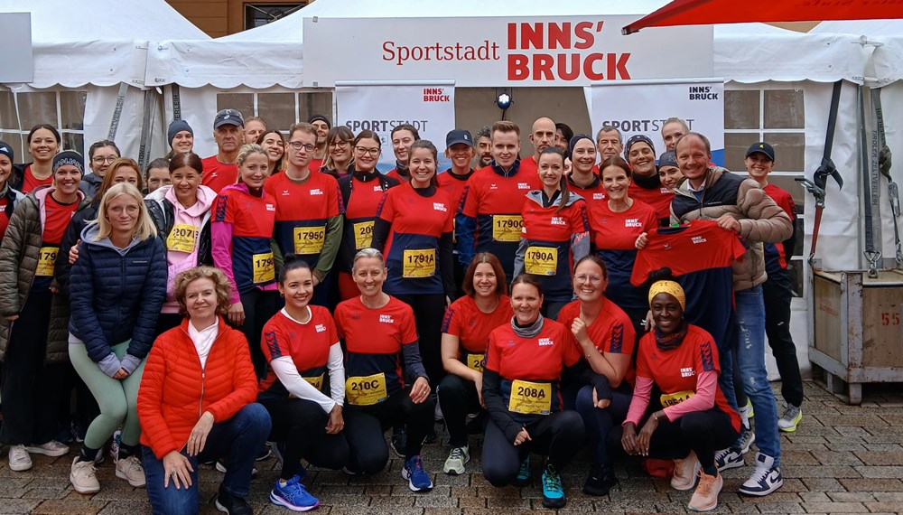 Mit mehr als 3.300 Sportbegeisterten im Ziel und letztlich besserem Wetter als erwartet, war die 22. Auflage des Tiroler Firmenlaufs am Samstag, den 14. September 2024, ein voller Erfolg. Regen und Kälte hielten die Teilnehmenden nicht davon ab, die 5,8 Kilometer lange Strecke zu bewältigen. Auch 24 Teams des Stadtmagistrats Innsbruck - davon 17 Lauf- und sieben Nordic-Walking-Teams mit insgesamt 72 angemeldeten Teilnehmenden (48 Frauen und 24 Männer) - stellten sich der Herausforderung. Bürgermeister Johannes Anzengruber (rechts) und Magistratsdirektorin Gabriele Herlitschka (links unten) feuerten die städtischen Bediensteten tatkräftig an. Neben der sportlichen Leistung stand bei diesem jährlich stattfindenden Event besonders das Miteinander unter den Kolleginnen und Kollegen im Mittelpunkt. Schnellste Läuferin des Stadtmagistrats war Elise Maatkamp vom Schülerhort Hötting West mit einer Zeit von 24:08,7 Minuten (18. Platz). Schnellster männlicher Läufer war Oliver Wille vom Referat Öffentliche Ordnung mit einer Zeit von 23:40,7 Minuten (192. Platz). Die vollständigen Ergebnisse des Tiroler Firmenlaufs 2024 finden Sie unter https://my.raceresult.com/308359/.