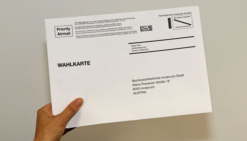 Wer sich bereits eine Wahlkarte hat ausstellen lassen, diese aber nicht für die Briefwahl verwendet hat, kann mit der noch offenen Wahlkarte in jedem Wahllokal in ganz Österreich wählen.