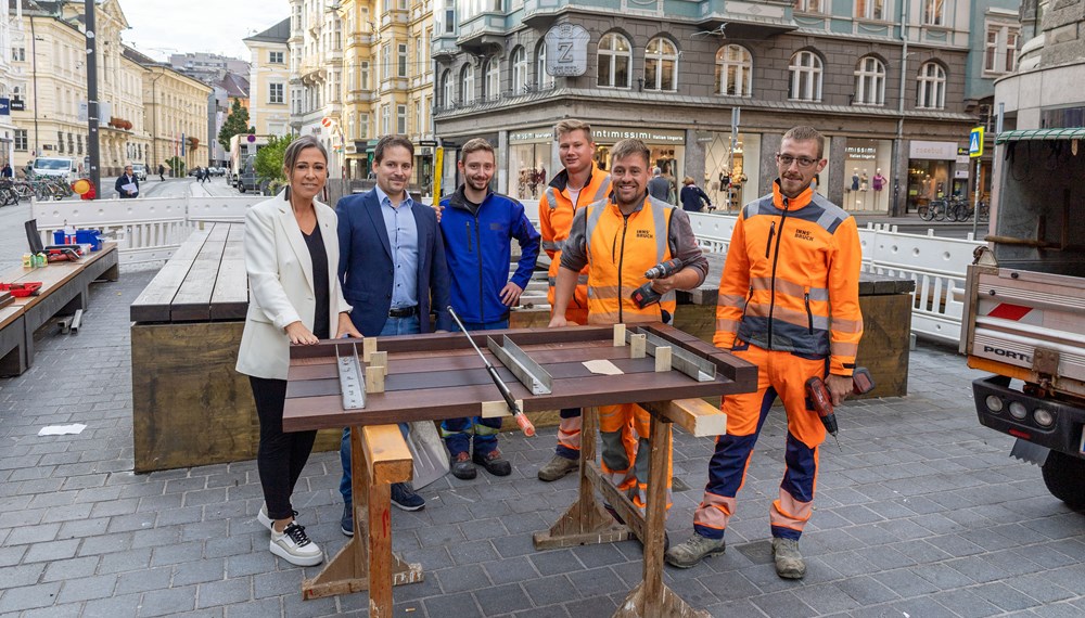 Stadträtin Mariella Lutz (l.) und Amtsvorstand Johannes Wetzinger (2.v.l.) freuen sich mit den Mitarbeitern des Straßenbetriebs über die Neuerungen.