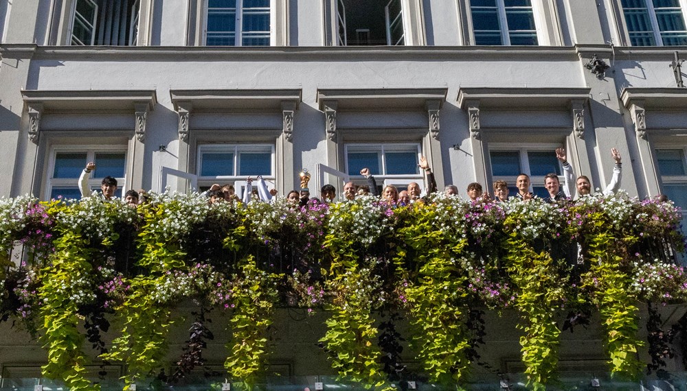 Ein Jubelfoto auf dem Balkon des Innsbrucker Rathauses durfte natürlich nicht fehlen.