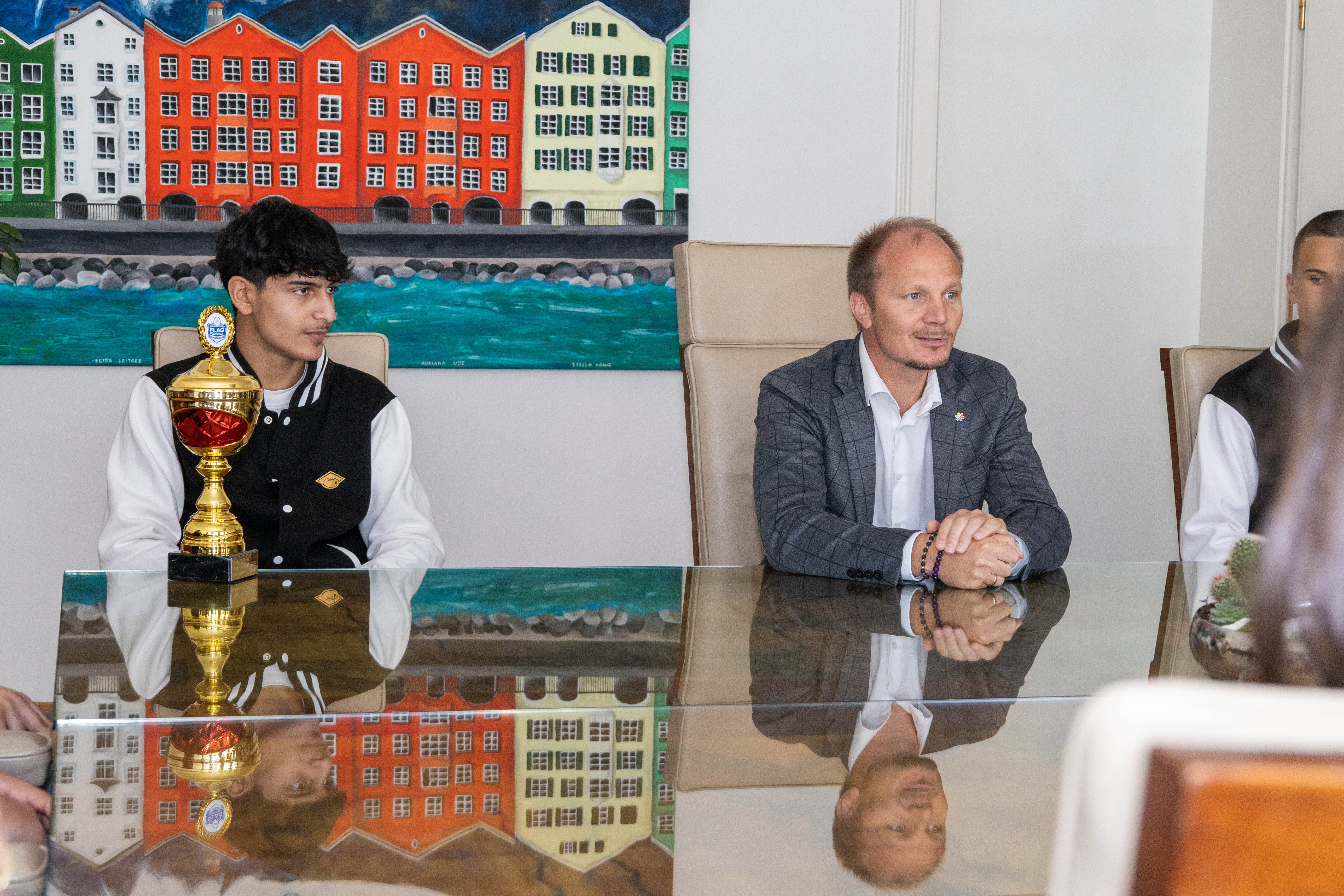 „Ihr seid das Aushängeschild der Stadt Innsbruck“, betonte Bürgermeister Johannes Anzengruber beim Besuch der Mädchen und Burschen der Football Akademie Hötting-West.