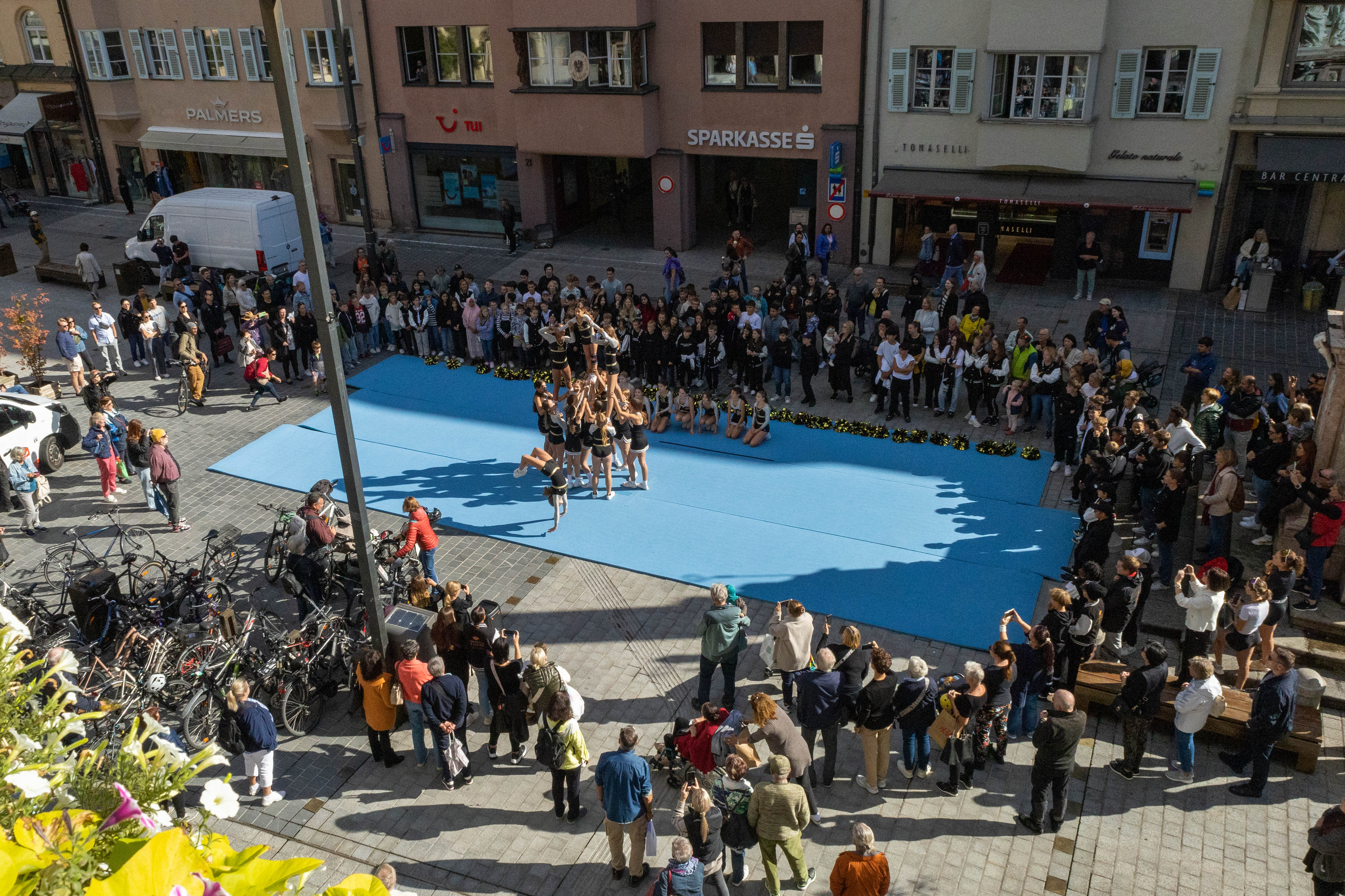 Neben zahlreichen Schaulustigen waren auch viele Kinder und Jugendliche der MS Hötting-West vor Ort, um die beeindruckende Show der Cheerleaderinnen zu bestaunen.