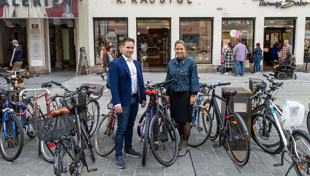 Stadträtin Mariella Lutz (r.) und Amtsvorstand Johannes Wetzinger (l.) sagen kaputten Fahrrädern im öffentlichen Raum den Kampf an.
