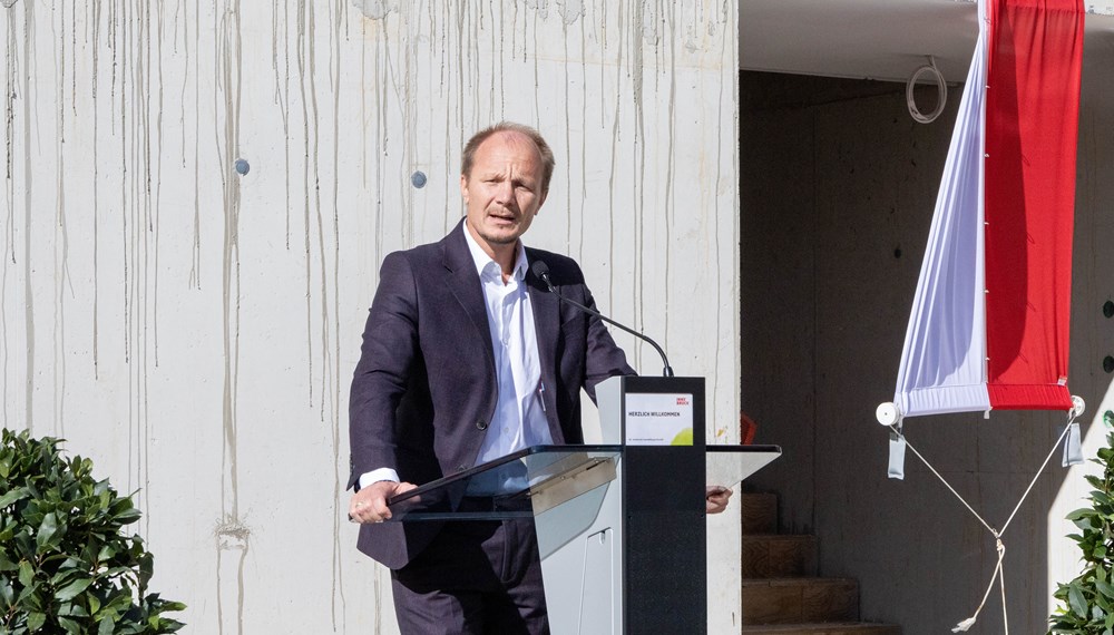 Bürgermeister Johannes Anzengruber bedankte sich auch bei den bausausführenden Unternehmen für die rasche Umsetzung des Wohnprojekts.