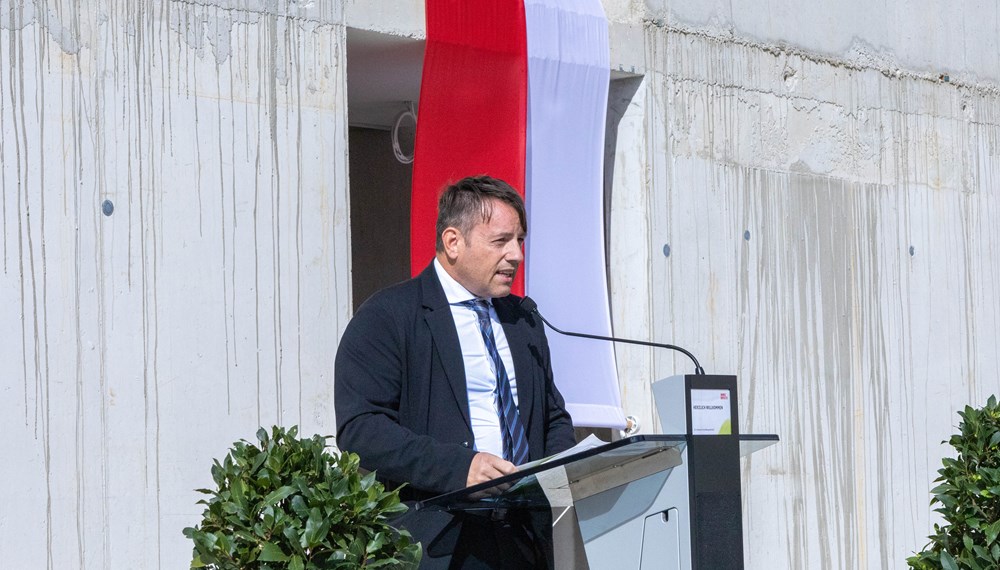 IIG-Chef Franz Danler informierte bei der Firstfeier über technische Details wie Bauweise, Kosten und Energiestandards.