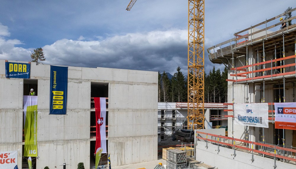 In Igls wird neuer Wohnraum geschaffen: Die Wohnanlage Am Bichl III bietet insgesamt 50 Wohnungen, darunter 33 Miet- und 17 Eigentumswohnungen.