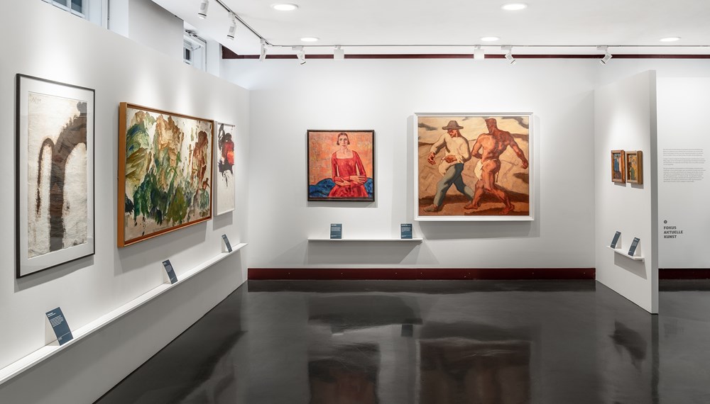 In der Ausstellung „was bleibt“ sind bis 26. Oktober Kunstwerke aus der städtischen Kunstsammlung zu sehen. Am 5. und 26. Oktober bieten das Stadtarchiv/Stadtmuseum und das Museum Goldenes Dachl ein besonderes Programm.