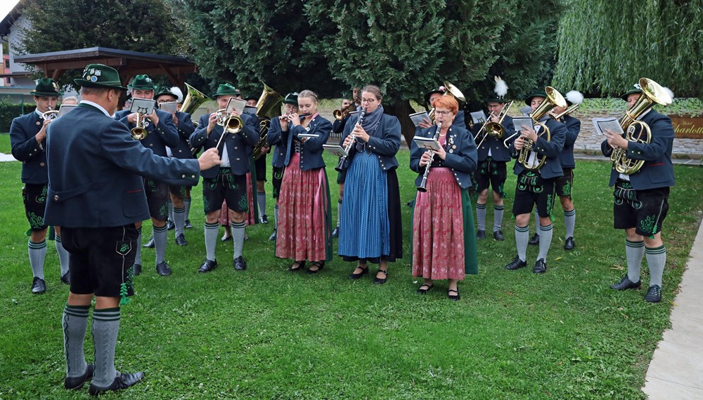 Bei den Feierlichkeiten vertreten war auch die Blaskapelle Erling/Andechs, die den Empfang der Ehrengäste begleitete sowie gemeinsam mit der Stadtmusikkapelle Amras und der Musikkapelle Feldthurns anschließend am Stecherplatz den Großen Österreichischen Zapfenstreich aufführte.