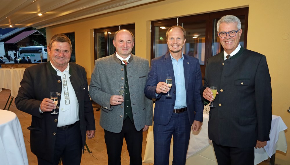 (v.l.n.r.) Bürgermeister Konrad Messner (Feldthurns), 1. Bürgermeister Georg Scheitz (Andechs) und Innsbrucks Bürgermeister Johannes Anzengruber gratulierten der Arbeitsgemeinschaft Amras um Obmann Ferdinand Neu zum 60. Gründungsjubiläum.