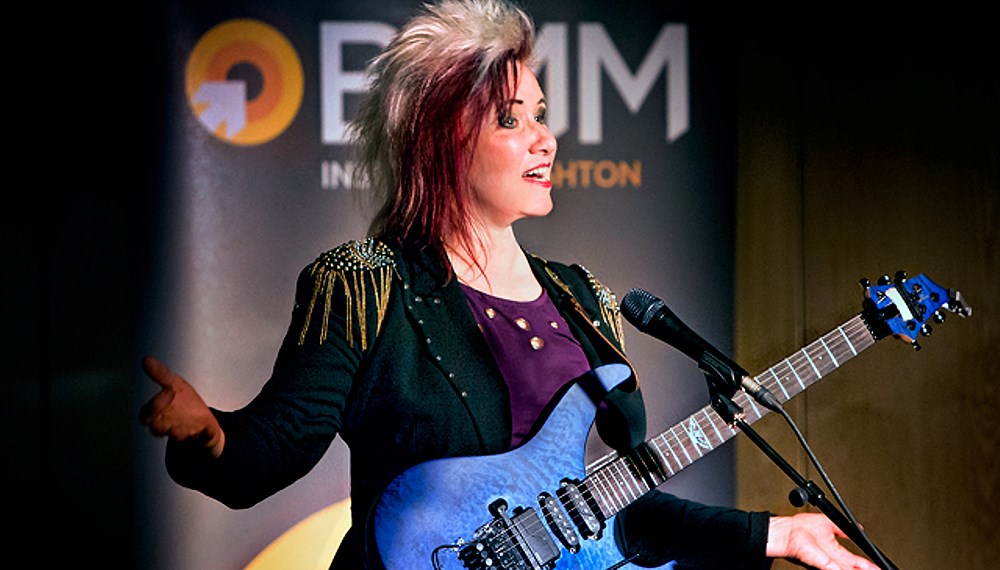 Die Gitarristin Jennifer Batten heizt am 9. Oktober dem Publikum im Treibhaus-Keller ein.