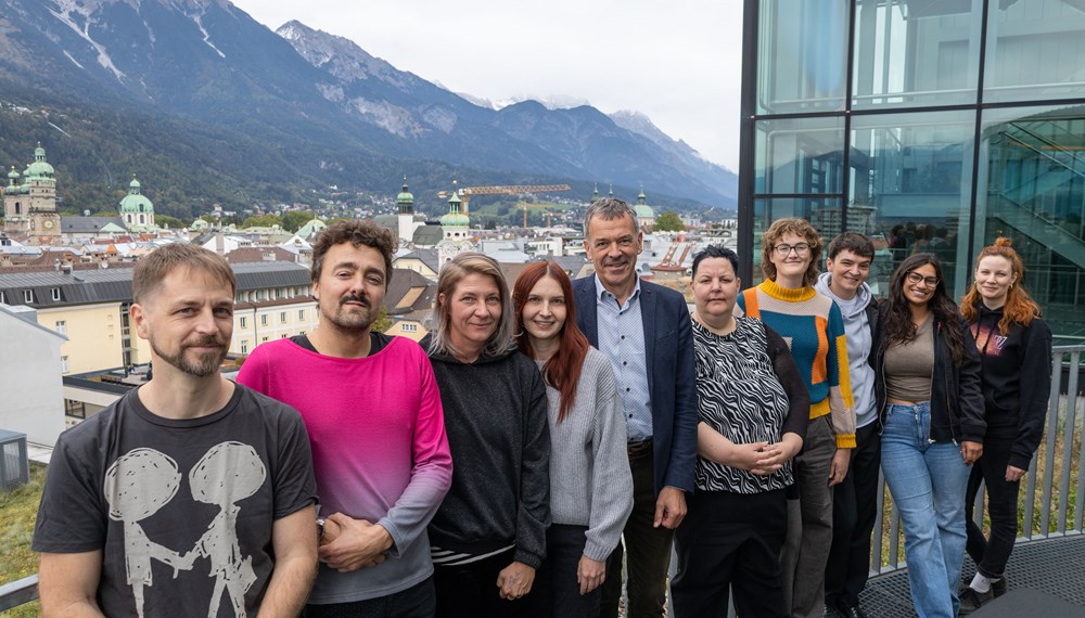Freude über die Auszeichnung: Fünf Projekte erhalten die „stadt_potenziale 2024“. Vizebürgermeister Georg Willi (5. v.l.) gratulierte den KünstlerInnen (v.l.): Elias Stabentheiner, Martin Fritz, Jil Rob und Johanna Aigner (beide lilawohnt), Sigrid Moser (Bogengazette), Marie Hoffend, Anita Erger, Eleni Darias und Barbara Alt.