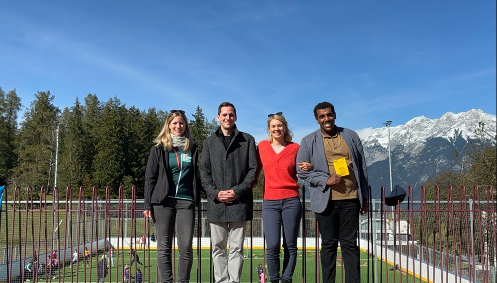 Ein großes Danke an alle Pflegeeltern (v.l.): Referatsleiterin Johanna Moriggl (Referat Pflegekinder, Adoption und unbegleitete minderjährige Flüchtlinge), Amtsleiter Raphael Hölbling, Vizebürgermeisterin Elisabeth Mayr und stellvertretend für alle Pflegekinder Tegegne Schölzhorn.