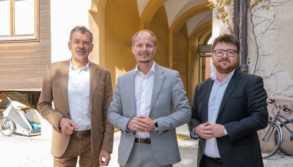 Bürgermeister Johannes Anzengruber präsentierte gemeinsam mit Vizebürgermeister Georg Willi (l.) und dem Vorsitzenden des Wohnungsausschusses, Benjamin Plach (r.), die neue Vergaberichtlinie für Stadtwohnungen, die ab 1. Juni 2025 in Kraft tritt.