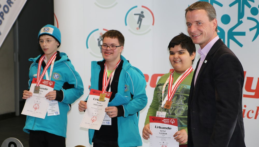 Beim Short Track Wettkampf, der von Special Sport Tirol ausgerichtet wurde, legten sich die TeilnehmerInnen mächtig ins Zeug. Vizebürgermeister Christoph Kaufmann gratulierte den glücklichen MedaillengewinnerInnen ganz herzlich.