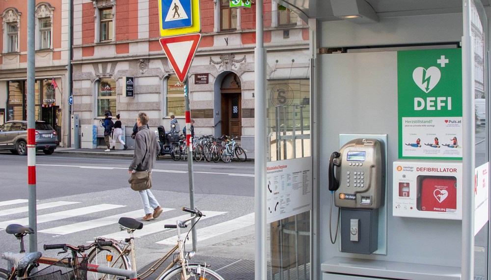 Zahlreiche Defibrillatoren befinden sich im Stadtgebiet an öffentlichen Plätzen oder etwa in Schulgebäuden, bei städtischen Almen oder bei Feuerwachen. Schritt für Schritt bauen die Stadt und ihre Partnerorganisationen dieses Netzwerk weiter aus.