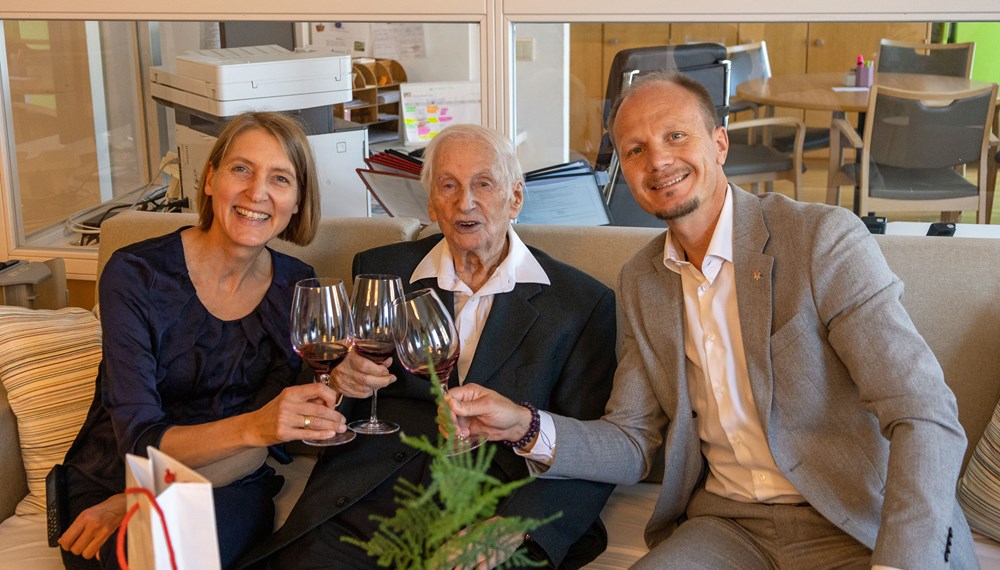 (v.l.n.r.) Heimleiterin Katharina Becke, Jubilar Ludwig Ascher und Bürgermeister Johannes Anzengruber stießen zum Geburtstag gemeinsam an.