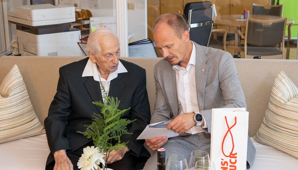 Bürgermeister Johannes Anzengruber (r.) überreichte Ludwig Ascher zum 104. Geburtstag eine Glückwunschkarte der Stadt Innsbruck und eine Flasche Wein.