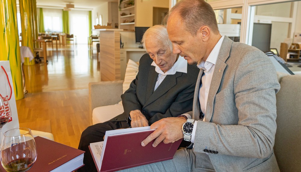 Eine mehrere Hundert Seiten und zwei Bände umfassende Chronik der Gemeinde Brixlegg stammt aus der Feder von Ludwig Ascher (l.), in der er gemeinsam mit Bürgermeister Johannes Anzengruber (r.) beim Besuch schmökerte.