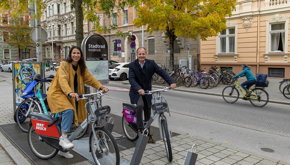 Bürgermeister Johannes Anzengruber und Mobilitätsstadträtin Janine Bex freuen sich über die Rekordzahlen des IVB-Stadtrads.