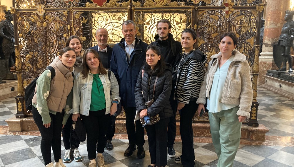 Die Stadt Innsbruck ermöglicht seit vielen Jahren in Kooperation mit dem Land Tirol und dem Sprachenzentrum der Universität Innsbruck Studierenden aus der Partnerstadt Tiflis (Georgien) einen Intensivkurs zur Verbesserung der Deutschkenntnisse. Heuer nahmen von 9. bis 27. September 2024 sieben Studierende der georgischen Ilia-State-University an dem Programm teil. Vizebürgermeister Georg Willi begrüßte die Studierenden in Innsbruck.