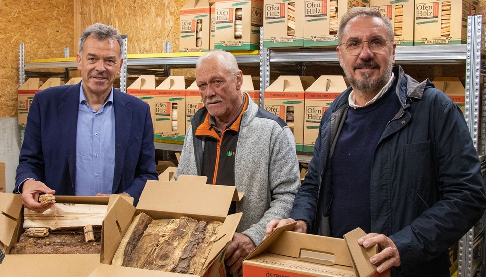 Vizebürgermeister Georg Willi mit Johann Müller von Tiroler-Ofenholz und Jens-Uwe Müller vom Innsbrucker Hilfswerk