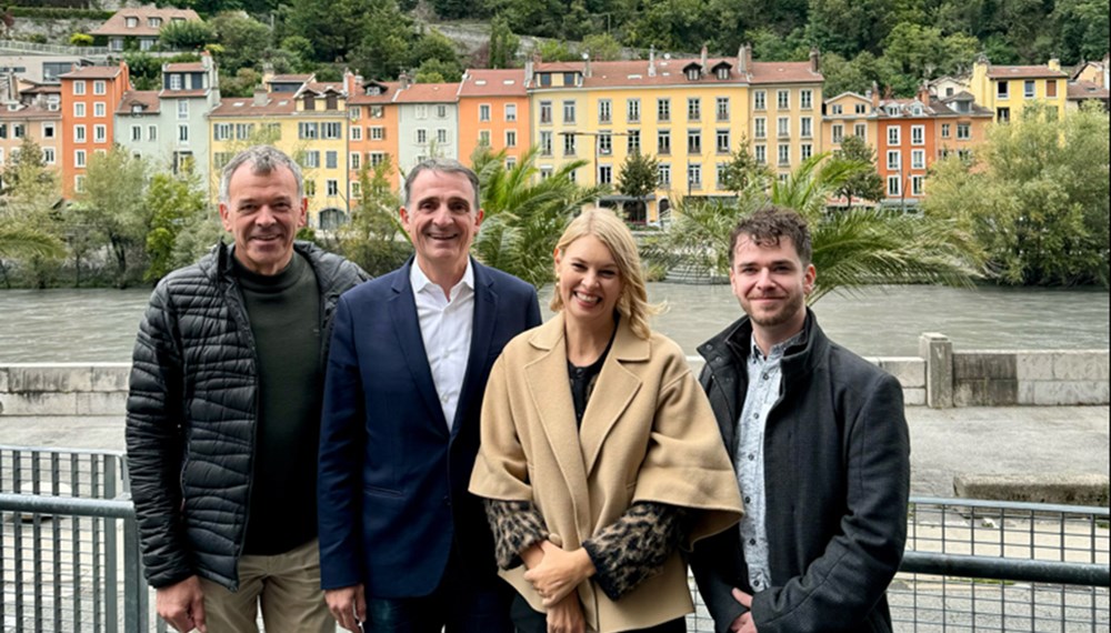 Vizebürgermeister Georg Willi, Grenobles Bürgermeister Éric Piolle, Vizebürgermeisterin Elisabeth Mayr und Gemeinderat Dominik Pittracher am Fluss "Isère".