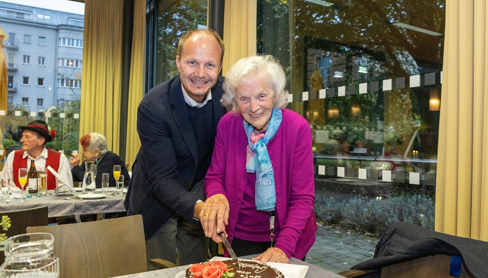 Innsbrucks Stadtoberhaupt Johannes Anzengruber schneidet gemeinsam mit der Jubilarin Josefine Psula die köstliche Geburtstagstorte an.