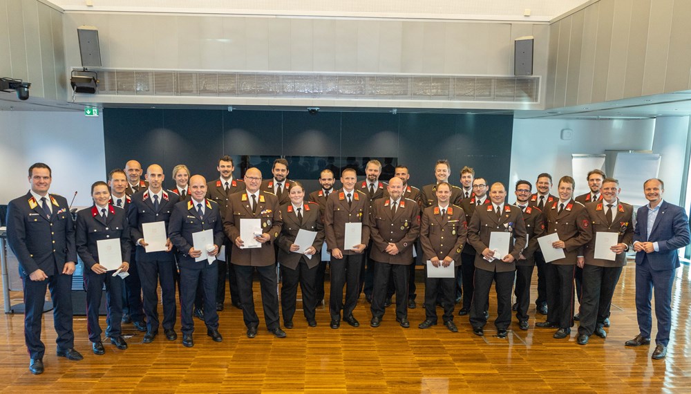 Bürgermeister Johannes Anzengruber (r.), Branddirektor Helmut Hager (l.) und Bezirks-Feuerwehrkommandant Gerhard Mayregger (9. v. l.) ehrten die Feuerwehrleute für ihren Einsatz im Zuge der Hochwasserkatastrophe in Niederösterreich.