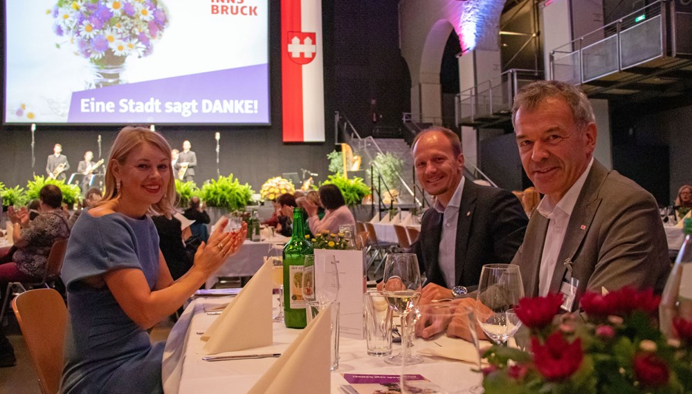 Bürgermeister Johannes Anzengruber (2.v.r), Vizebürgermeister Georg Willi (r.) und Vizebürgermeisterin Elisabeth Mayr feierten gemeinsam mit den JubilarInnen.