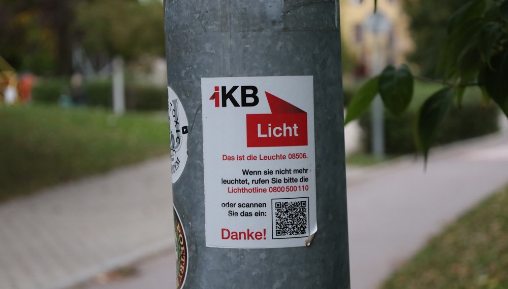 Bei weniger frequentierten Bereichen wie bei
Rad- und Fußwegen, etwa beim Wohnheim im
O-Dorf, kommen dynamische Lichtsysteme
zum Einsatz. Diese strahlen bei Bewegung heller.