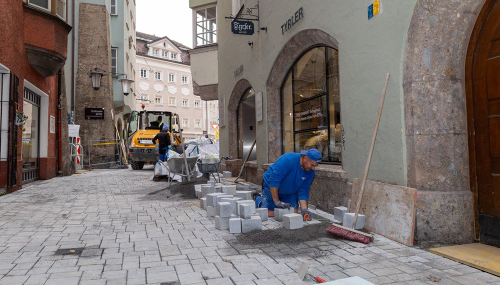 Die Pflasterarbeiten in der Seilergasse gehen in die finale Phase.
