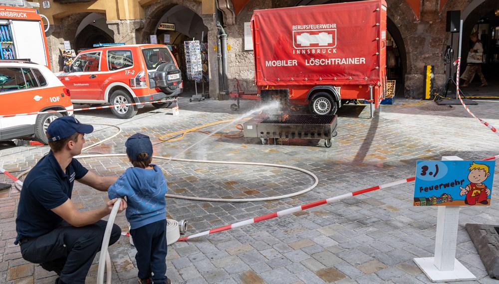 Unter Aufsicht der Berufsfeuerwehr konnten die Kinder ein Löschtraining absolvieren.