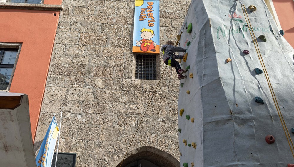 Die Bergrettung sicherte die Kinder beim Erklimmen des Kletterturms vor dem Stadtturm.