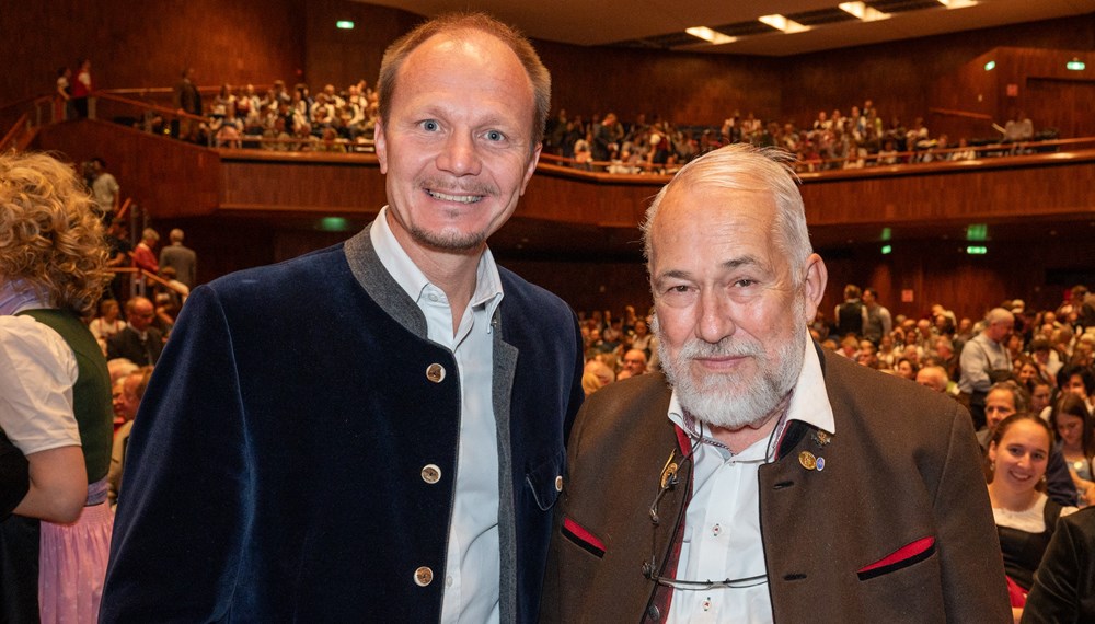 Seit 50 Jahren findet der Alpenländischen Volksmusikwettbewerb in Innsbruck statt. Vergangenes Wochenende war es wieder soweit. MusikantInnen aus dem gesamten Alpenraum brachten Innsbruck zum Klingen. Vom 24. bis 27. Oktober war Innsbruck wieder die Hauptstadt der Alpen in Sachen Volksmusik.
Alle zwei Jahre treffen sich mehr als 700 junge MusikantInnen und SängerInnen aus vier Ländern – Österreich, Bayern, Südtirol und der Schweiz – um beim wichtigsten internationalen Musikwettbewerb für alpenländische Volksmusik in Europa, dem 25. Alpenländischen Volksmusikwettbewerb (Herma Haselsteiner-Preis), ihr Können zu präsentieren. Beim abschließenden Festabend überreichte Hans Peter Haselsteiner die begehrten Herma-Haselsteiner-Preise.
Diese gingen heuer an die Familienmusik Eßl aus Salzburg, die Geschwister Strasser und die Saitenstraßen Musi aus Bayern, an die Gesangsgruppe Glanschlzwüllinge aus Kärnten, die Gesangssolistin Daria Occhini aus der Schweiz und an die Hackbrettmusig der Landesmusikschule Kitzbühel. Untertags musizierten hunderte VolksmusikantInnen in der Innsbrucker Altstadt und im Congress.
Der Obmann des Tiroler Volksmusikvereins Peter Margreiter freute sich über den enormen Besucherandrang: „Dass dieses einzigartige Volksmusikfest auch nach 50 Jahren so eine riesige Anziehungskraft ausstrahlt, macht uns als Veranstalter sehr stolz und wir freuen uns die lebendige Kulturlandschaft Innsbrucks mit erlesener Volksmusik bereichern zu dürfen.“ Nach Ende des offiziellen Festabends wurde natürlich noch lange in die Nacht hinein gefeiert und musiziert. Unter den Gästen waren unter anderem Unterstützer und Kulturmäzen Hans Peter Haselsteiner mit seiner Frau Ulli, Landeshauptmann Anton Mattle, LH-Stellv. Josef Geisler, der Bürgermeister der Stadt Innsbruck, Johannes Anzengruber sowie Bischofsvikar Probst Jakob Bürgler.
