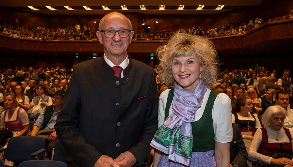 Seit 50 Jahren findet der Alpenländischen Volksmusikwettbewerb in Innsbruck statt. Vergangenes Wochenende war es wieder soweit. MusikantInnen aus dem gesamten Alpenraum brachten Innsbruck zum Klingen. Vom 24. bis 27. Oktober war Innsbruck wieder die Hauptstadt der Alpen in Sachen Volksmusik.
Alle zwei Jahre treffen sich mehr als 700 junge MusikantInnen und SängerInnen aus vier Ländern – Österreich, Bayern, Südtirol und der Schweiz – um beim wichtigsten internationalen Musikwettbewerb für alpenländische Volksmusik in Europa, dem 25. Alpenländischen Volksmusikwettbewerb (Herma Haselsteiner-Preis), ihr Können zu präsentieren. Beim abschließenden Festabend überreichte Hans Peter Haselsteiner die begehrten Herma-Haselsteiner-Preise.
Diese gingen heuer an die Familienmusik Eßl aus Salzburg, die Geschwister Strasser und die Saitenstraßen Musi aus Bayern, an die Gesangsgruppe Glanschlzwüllinge aus Kärnten, die Gesangssolistin Daria Occhini aus der Schweiz und an die Hackbrettmusig der Landesmusikschule Kitzbühel. Untertags musizierten hunderte VolksmusikantInnen in der Innsbrucker Altstadt und im Congress.
Der Obmann des Tiroler Volksmusikvereins Peter Margreiter freute sich über den enormen Besucherandrang: „Dass dieses einzigartige Volksmusikfest auch nach 50 Jahren so eine riesige Anziehungskraft ausstrahlt, macht uns als Veranstalter sehr stolz und wir freuen uns die lebendige Kulturlandschaft Innsbrucks mit erlesener Volksmusik bereichern zu dürfen.“ Nach Ende des offiziellen Festabends wurde natürlich noch lange in die Nacht hinein gefeiert und musiziert. Unter den Gästen waren unter anderem Unterstützer und Kulturmäzen Hans Peter Haselsteiner mit seiner Frau Ulli, Landeshauptmann Anton Mattle, LH-Stellv. Josef Geisler, der Bürgermeister der Stadt Innsbruck, Johannes Anzengruber sowie Bischofsvikar Probst Jakob Bürgler.