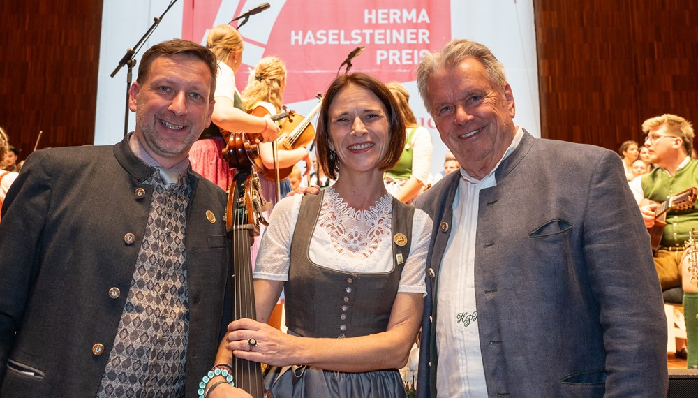 Seit 50 Jahren findet der Alpenländischen Volksmusikwettbewerb in Innsbruck statt. Vergangenes Wochenende war es wieder soweit. MusikantInnen aus dem gesamten Alpenraum brachten Innsbruck zum Klingen. Vom 24. bis 27. Oktober war Innsbruck wieder die Hauptstadt der Alpen in Sachen Volksmusik.
Alle zwei Jahre treffen sich mehr als 700 junge MusikantInnen und SängerInnen aus vier Ländern – Österreich, Bayern, Südtirol und der Schweiz – um beim wichtigsten internationalen Musikwettbewerb für alpenländische Volksmusik in Europa, dem 25. Alpenländischen Volksmusikwettbewerb (Herma Haselsteiner-Preis), ihr Können zu präsentieren. Beim abschließenden Festabend überreichte Hans Peter Haselsteiner die begehrten Herma-Haselsteiner-Preise.
Diese gingen heuer an die Familienmusik Eßl aus Salzburg, die Geschwister Strasser und die Saitenstraßen Musi aus Bayern, an die Gesangsgruppe Glanschlzwüllinge aus Kärnten, die Gesangssolistin Daria Occhini aus der Schweiz und an die Hackbrettmusig der Landesmusikschule Kitzbühel. Untertags musizierten hunderte VolksmusikantInnen in der Innsbrucker Altstadt und im Congress.
Der Obmann des Tiroler Volksmusikvereins Peter Margreiter freute sich über den enormen Besucherandrang: „Dass dieses einzigartige Volksmusikfest auch nach 50 Jahren so eine riesige Anziehungskraft ausstrahlt, macht uns als Veranstalter sehr stolz und wir freuen uns die lebendige Kulturlandschaft Innsbrucks mit erlesener Volksmusik bereichern zu dürfen.“ Nach Ende des offiziellen Festabends wurde natürlich noch lange in die Nacht hinein gefeiert und musiziert. Unter den Gästen waren unter anderem Unterstützer und Kulturmäzen Hans Peter Haselsteiner mit seiner Frau Ulli, Landeshauptmann Anton Mattle, LH-Stellv. Josef Geisler, der Bürgermeister der Stadt Innsbruck, Johannes Anzengruber sowie Bischofsvikar Probst Jakob Bürgler.