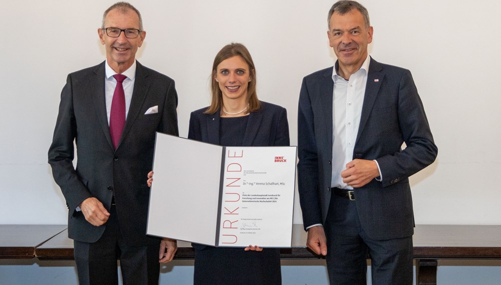 Verena Schallhart (m.) mit MCI-Rektor Andreas Altmann (l.) und Vizebürgermeister Georg Willi (r.) bei der Preisverleihung.