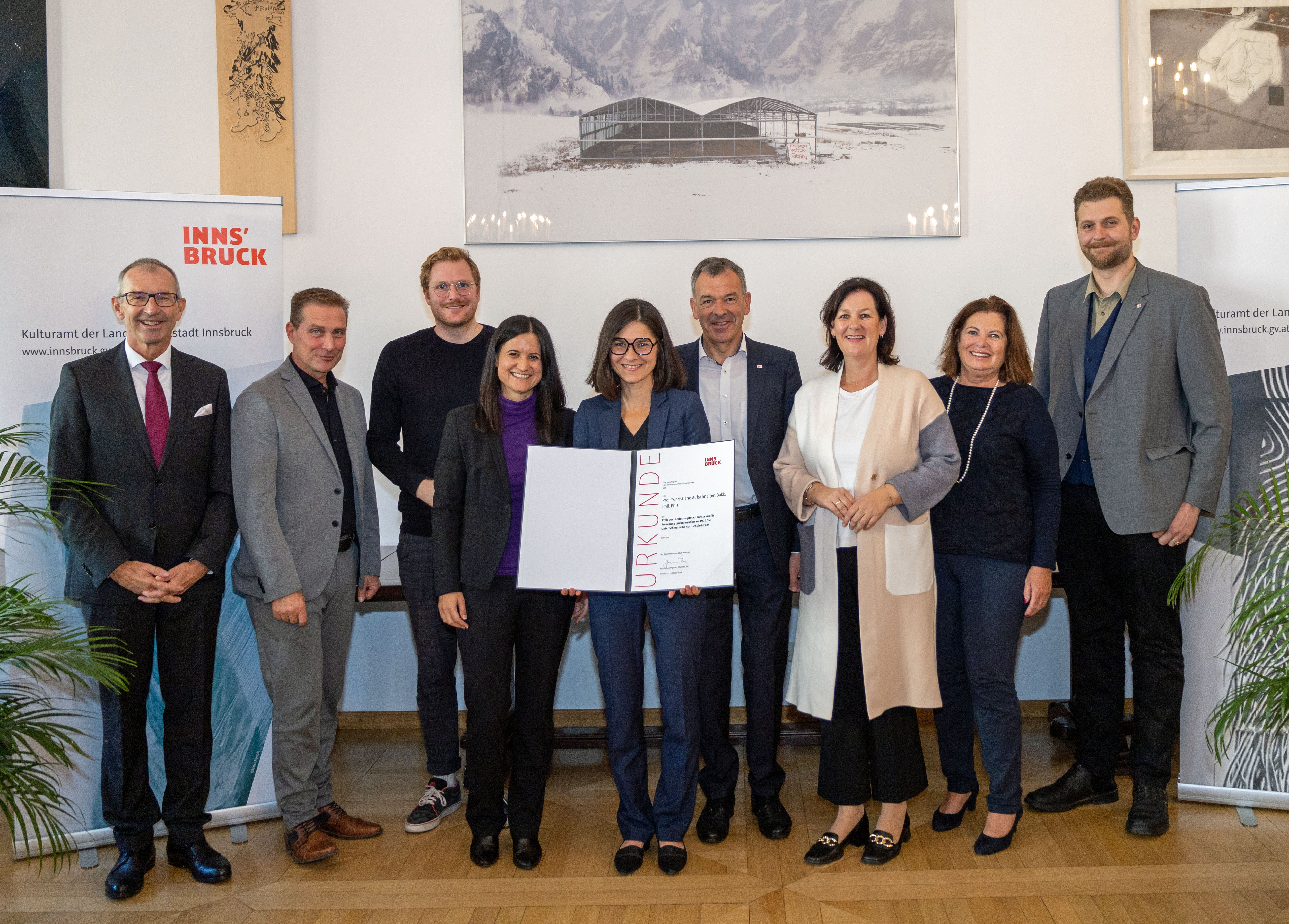 Vizebürgermeister Georg Willi (4.v.r.), MCI-Rektor Andreas Altmann (l.) und Mitglieder des Innsbrucker Gemeinderats freuen sich mit der Preisträgerin Christiane Aufschnaiter (m.).