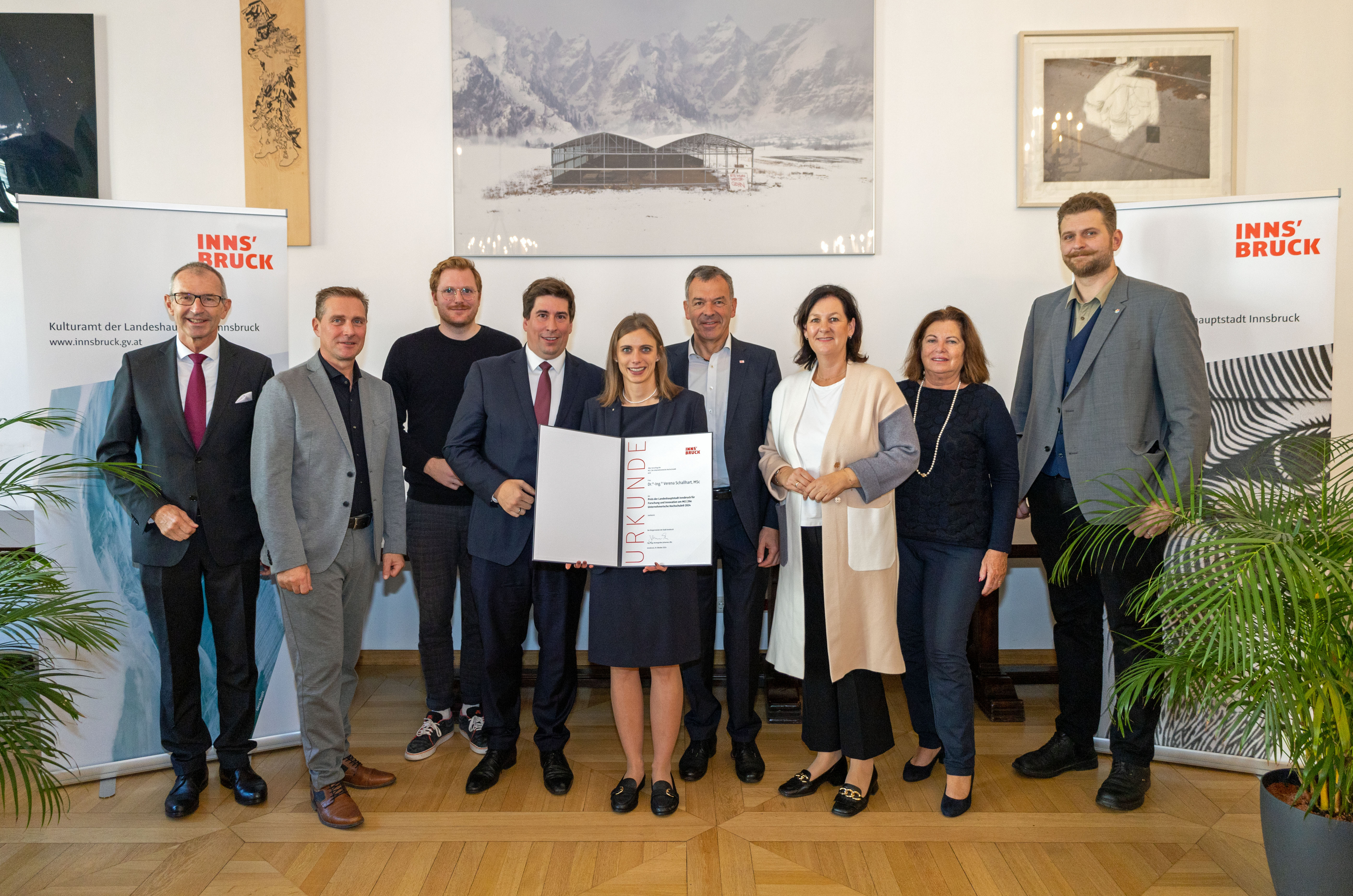 Vizebürgermeister Georg Willi (4.v.r.), MCI-Rektor Andreas Altmann (l.) und Mitglieder des Innsbrucker Gemeinderats freuen sich mit der Preisträgerin Verena Schallhart (m.).