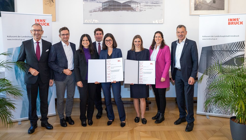 Vizebürgermeister Georg Willi (r.) und Mitglieder des MCI-Teams um Rektor Andreas Altmann (l.) freuen sich mit den diesjährigen Preisträgerinnen Christiane Aufschneiter (5.v.r.) und Verena Schallhart (3.v.r.).