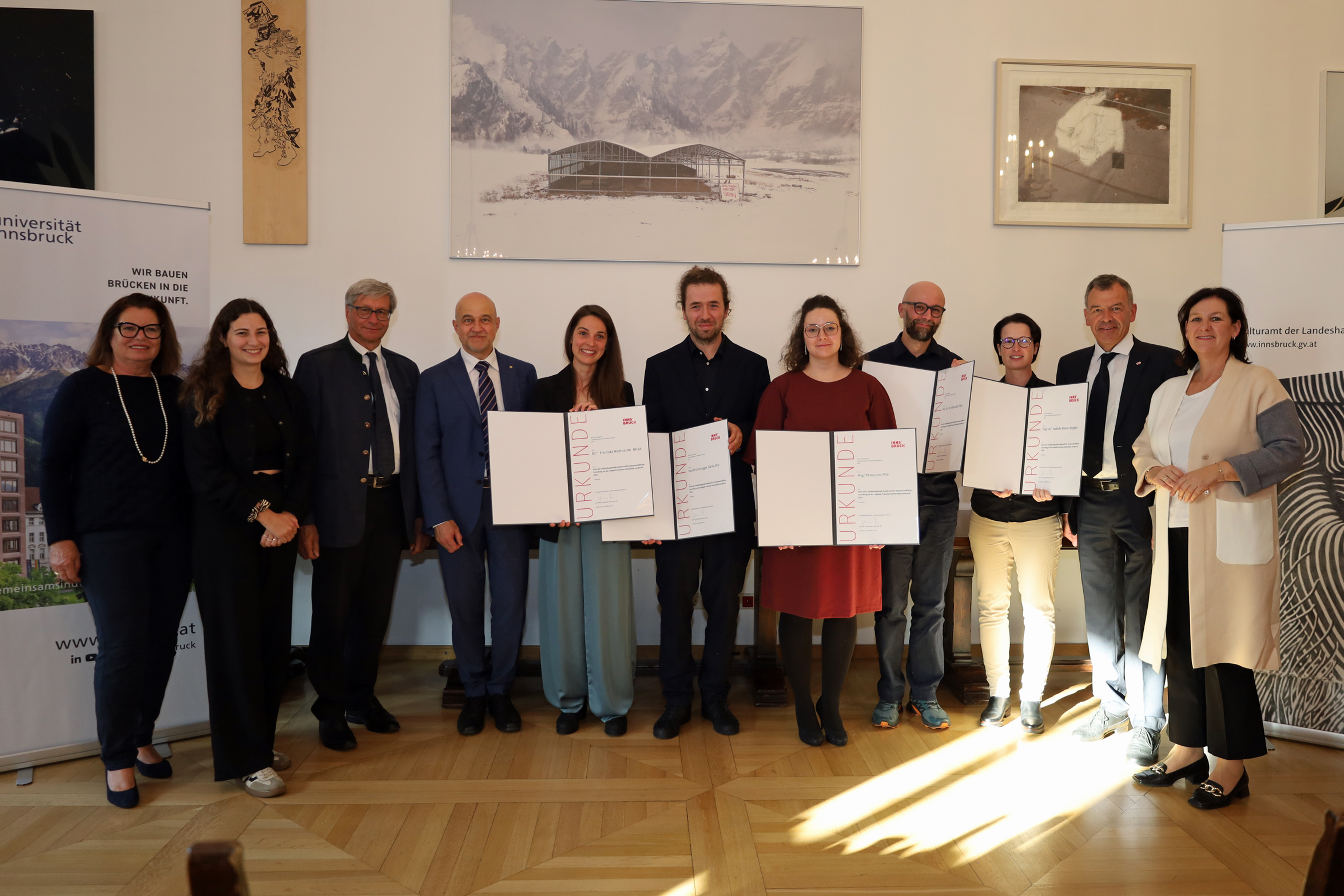 Zur Preisverleihung an die jungen ForscherInnen kamen neben Vizebürgermeister Georg Willi, Gregor Weihs und Reinhard Schretter auch VertreterInnen des Gemeinderats.