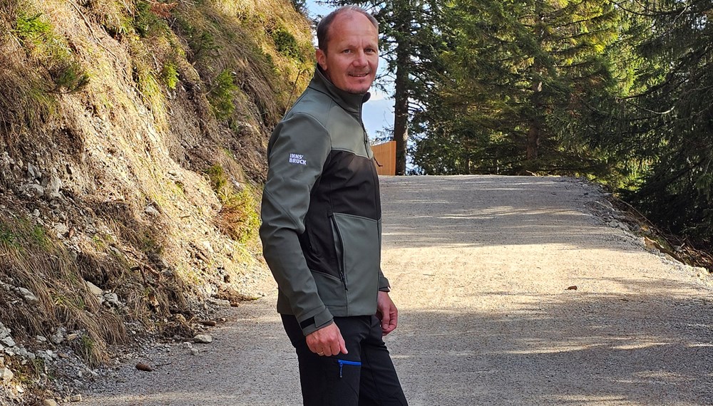 Bürgermeister Johannes Anzengruber machte sich selbst ein Bild vom modernisierten Bodenstein-Almweg.