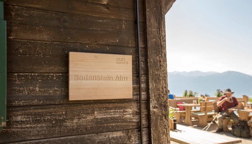 Die Bodenstein Alm auf 1.661 Metern Höhe ist eine von sechs städtischen Almen und lädt zu erholsamen Pausen mit Ausblick ein.