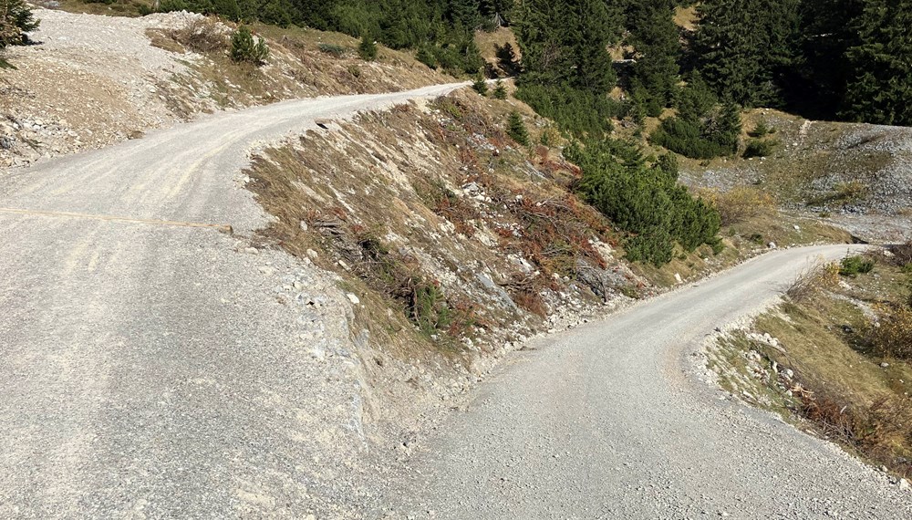 Ein verbreiterter Umkehrplatz erleichtert die Versorgung der Alm.